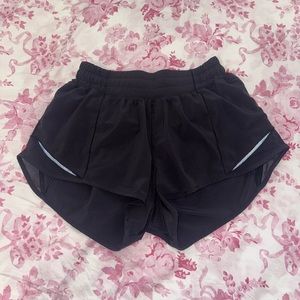 SIZE 4 HOTTY HOT LULULEMON SHORTS!